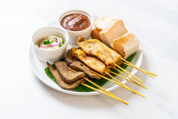 Pork Satay with your Peanut Sauce  and pickles which are cucumbe — Stock Photo, Image