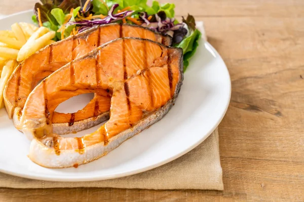 Filetto di bistecca di salmone alla griglia con patatine fritte — Foto Stock