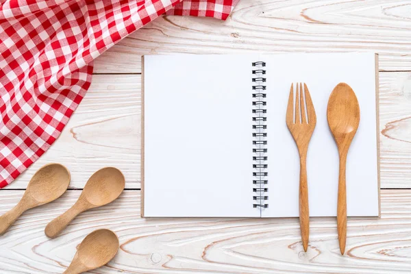 Libreta en blanco para nota de texto en superficie de madera con sapce de copia — Foto de Stock