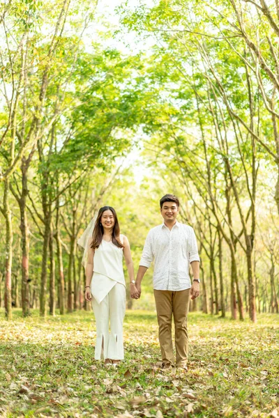 愉快的亚洲夫妇在爱树拱门 — 图库照片