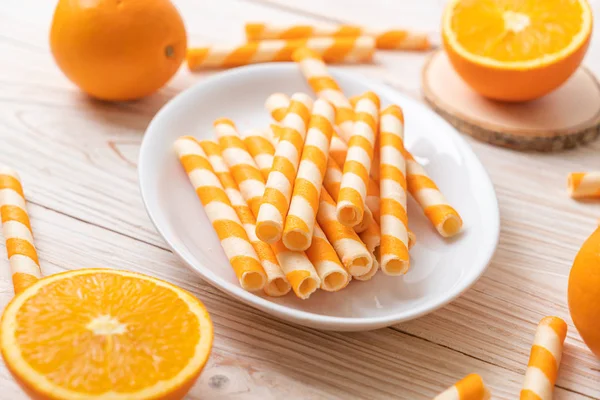 Rollo de oblea con sabor a crema de naranja —  Fotos de Stock
