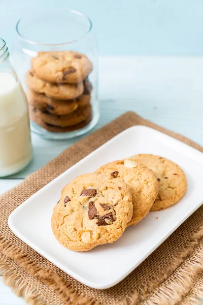 Biscoitos com chips de chocolate — Fotografia de Stock