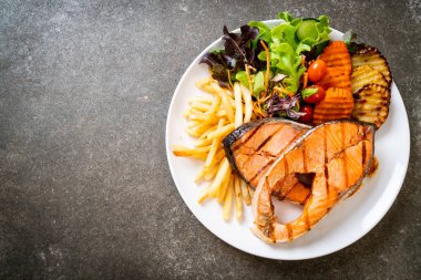 sebze ve patates kızartması ile ızgara somon biftek fileto