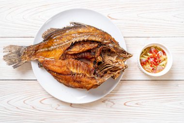 Kızarmış Balık-balık sosu ile