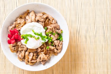 domuz eti pilav kasesi ile yumurta (Donburi) - Japon yemekleri 