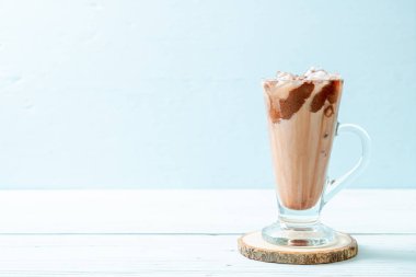 Buzlu çikolata milkshake içecek