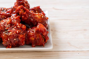 Baharatlı soslu kızarmış tavuk 