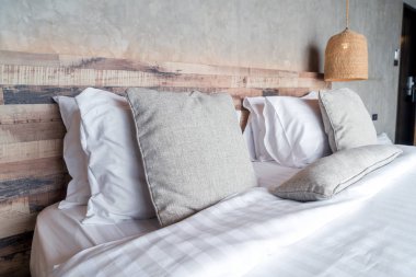 yatakta güzel rahat yastıklar