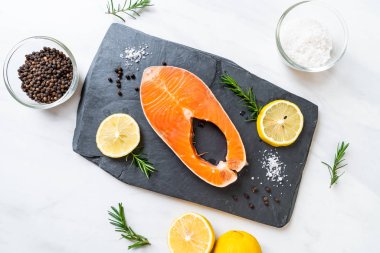 taze çiğ somon fileto biftek