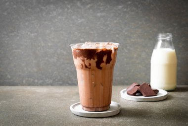 Buzlu çikolata milkshake içecek