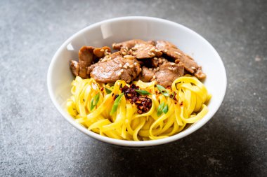 domuz eti ile Asya tavada kızartılmış erişte