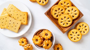 ananas reçel ile bisküvi