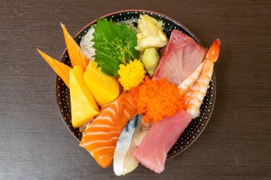 pirinç kase (donburi) tepesinde taze çiğ karıştırın)