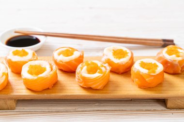 mayonez ve karides yumurta ile taze somon suşi rulo