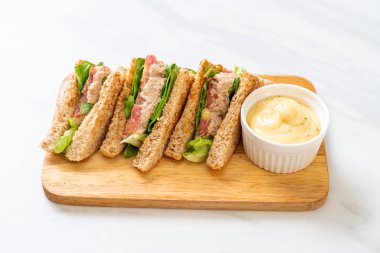 Ev yapımı ton balıklı sandviç 