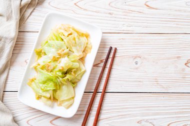 Balık soslu tavada kızartılmış lahana