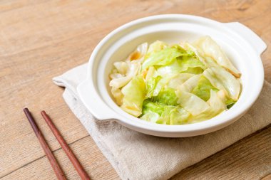 Balık soslu tavada kızartılmış lahana