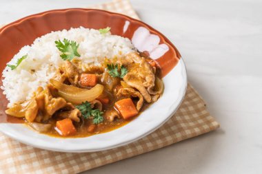 Japon köri pirinç dilimlenmiş domuz eti, havuç ve soğan ile