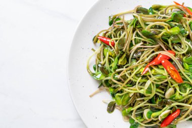 Istiridye sosu ile Kızarmış ayçiçeği Sprout