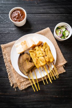 Fıstık sosu ve turşu ile domuz Satay cucumbe olan