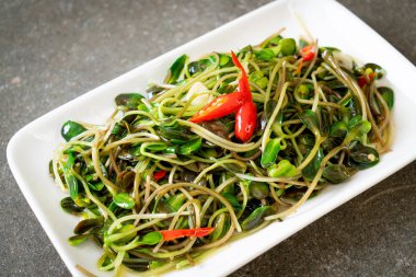 Istiridye sosu ile Kızarmış ayçiçeği Sprout