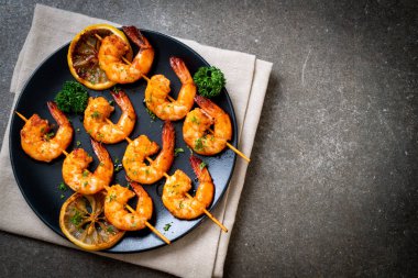 Limonlu ızgara kaplan karides şiş