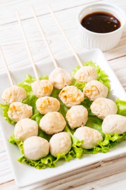  tatlı biber soslu ızgara domuz eti köfte