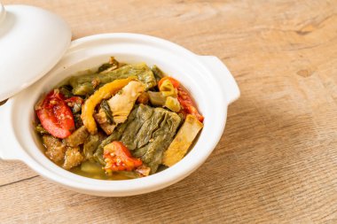 Acı kabak ve domuz eti ile korunmuş hardal yeşil çorba 