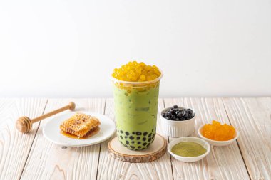 kabarcık ve bal kabarcıkları ile yeşil çay latte