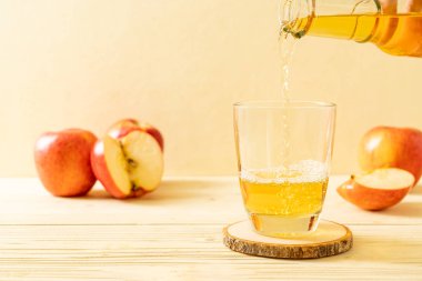 Kırmızı elma meyvesi ile elma suyu