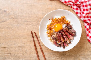 yumurta ile tepesinde pirinç kase dilimlenmiş sığır eti