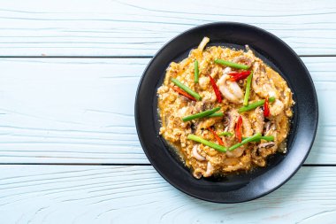 Tavada kızartılmış kalamar ve ahtapot tuzlu yumurta ile