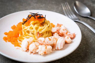 karidesler ve karides yumurtası ile spagetti kremsi