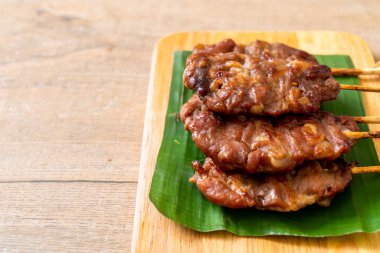 saptırılmış süt domuz beyaz yapışkan pirinç ile ızgara