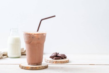 Buzlu çikolata milkshake içecek