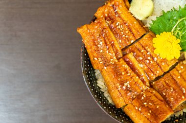 eel (Unagi) pirinç kase (donburi tepesinde)