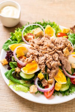 Sebze salatası ve yumurta ile tuna