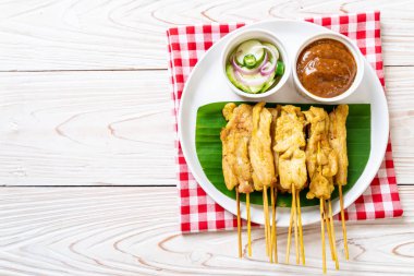 Domuz Satay-ızgara domuz fıstığı sosu veya tatlı ile servis ve 