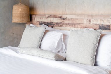 yatakta güzel rahat yastıklar