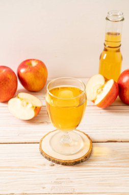 Kırmızı elma meyvesi ile elma suyu