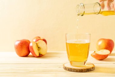 Kırmızı elma meyvesi ile elma suyu