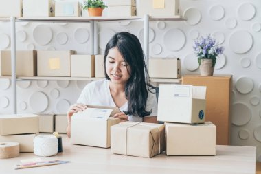 Küçük işletme girişimci SME veya serbest kadın iş başlatın