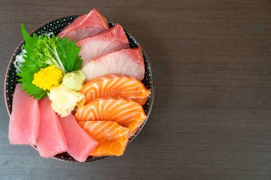taze somon, ton balığı ve hamachi pirinç kase (donburi tepesinde)