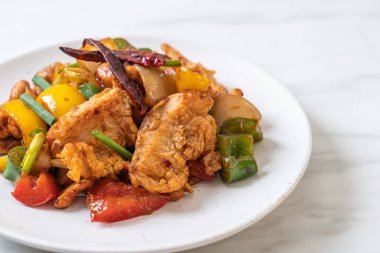 Cevizli kızarmış tavuk. 