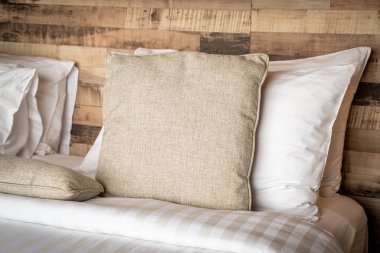 yatakta güzel rahat yastıklar