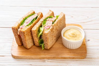 Ev yapımı ton balıklı sandviç 