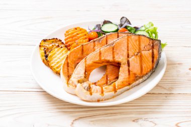 sebze ile ızgara somon biftek fileto