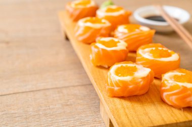 mayonez ve karides yumurta ile taze somon suşi rulo