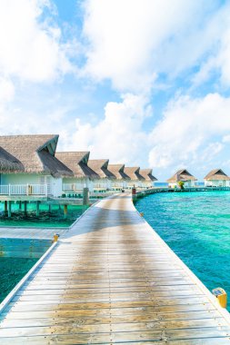 plaj ve deniz ile tropikal Maldivler tatil otel ve ada