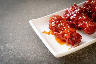 Baharatlı soslu kızarmış tavuk 